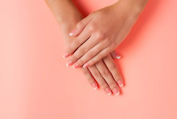 Manicura Francesa Las Manos Jóvenes Una Niña Plano Foto Con — Foto de Stock