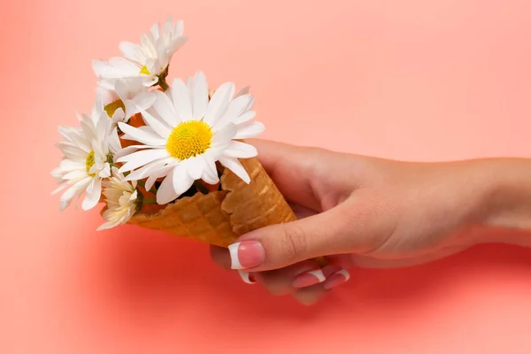 Mãos Jovens Mais Finas Mantêm Flores Com Pulso Fino Pele — Fotografia de Stock