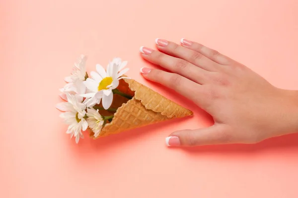 Mãos Jovens Mais Finas Mantêm Flores Com Pulso Fino Pele — Fotografia de Stock