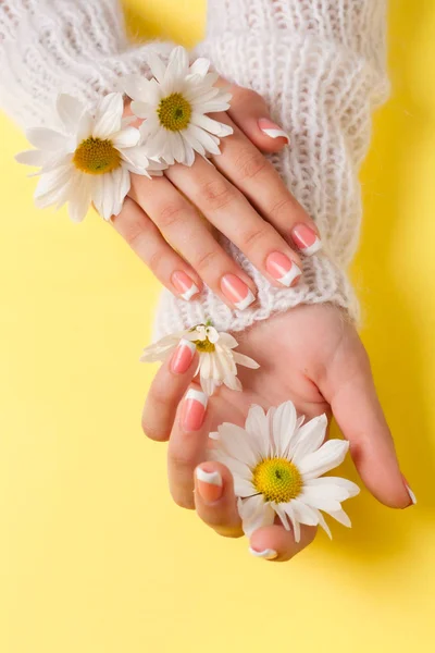 Schlanke Junge Hände Halten Blumen Der Hand Mit Dünnem Handgelenk — Stockfoto