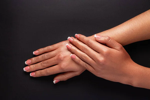Ręce Młodej Dziewczyny Pokryte Podświetlaną Bluzką Francuski Manicure Ręce Czarnym — Zdjęcie stockowe