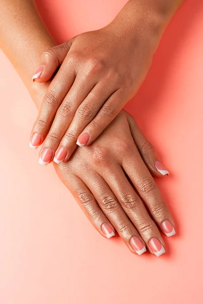 Elegante Manicura Francesa Moda Manos Una Hermosa Mujer Joven Están — Foto de Stock