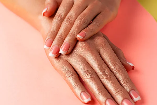 Elegante Manicura Francesa Moda Manos Una Hermosa Mujer Joven Están — Foto de Stock