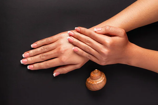 Francuski Żel Manicure Silna Zdrowa Koncepcja Paznokci Piękne Kobiece Dłonie — Zdjęcie stockowe