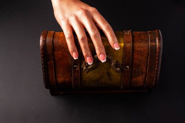 Güzel bir kadın eli göğsünü açıyor. Güzel Fransız manikürü..