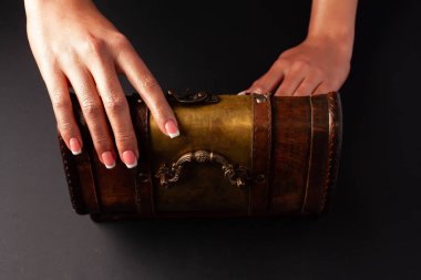 Güzel bir kadın eli göğsünü açıyor. Güzel Fransız manikürü..