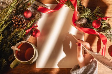 Tatil planları bir kağıt parçasında. Hedefleri kaydetmek için boş sayfalar, yaklaşan yılbaşı ve Noel planları.