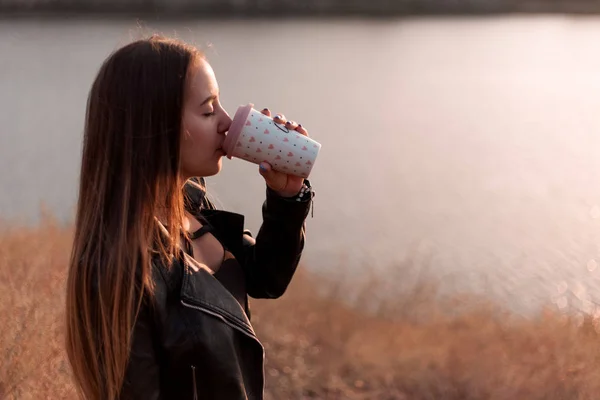 Girl Drinks Coffee Nature Autumn Day Sunset — Stock Photo, Image