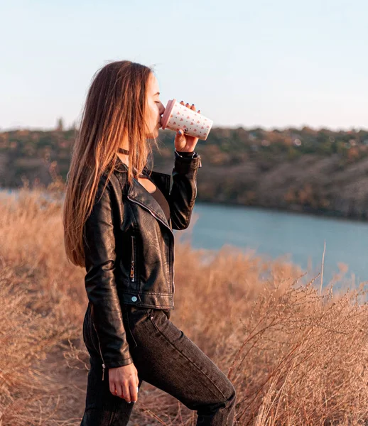 Mädchen Trinkt Kaffee Über Die Natur Herbsttag Sonnenuntergang — Stockfoto