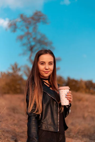 Dívka Pije Kávu Přírodu Podzimní Den Západ Slunce — Stock fotografie
