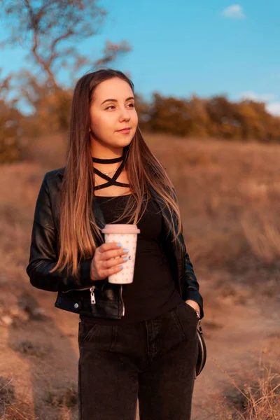 Dziewczyna Pije Kawę Łonie Natury Jesienny Dzień Zachód Słońca — Zdjęcie stockowe