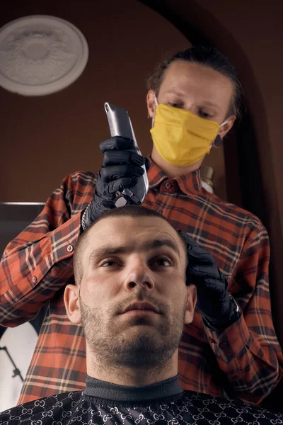 Peluquero Masculino Con Una Máscara Protectora Guantes Vestido Con Ropa — Foto de Stock