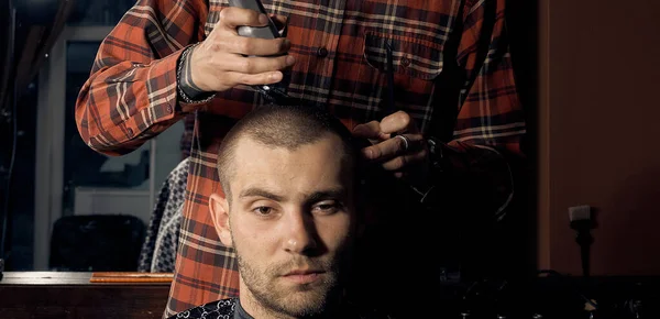 Barber Cuts Guy Hairdresser Short Haircut Alignment Hair Contours Close — Stock Photo, Image