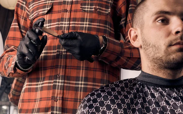 Barber Corta Tipo Peluquería Corte Pelo Corto Alineación Los Contornos —  Fotos de Stock