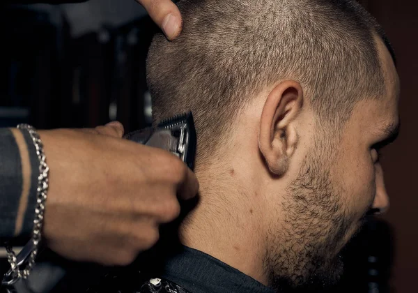 Barber Cuts Guy Hairdresser Short Haircut Alignment Hair Contours Close — Stock Photo, Image