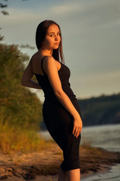 Mooi Meisje Aan Natuur Bij Groene Kust Geniet Van Ondergaande — Stockfoto