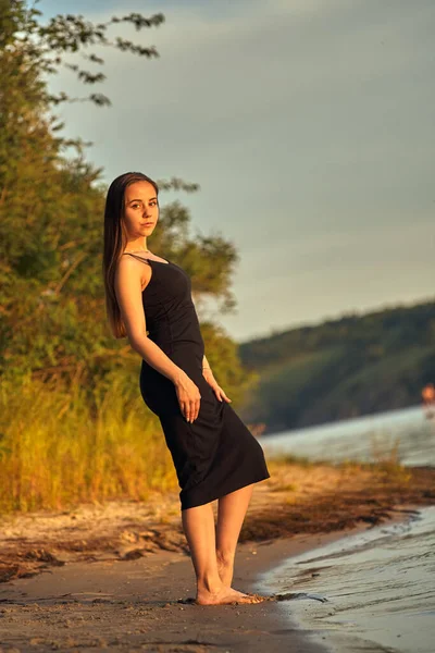 Mooi Meisje Aan Natuur Bij Groene Kust Geniet Van Ondergaande — Stockfoto