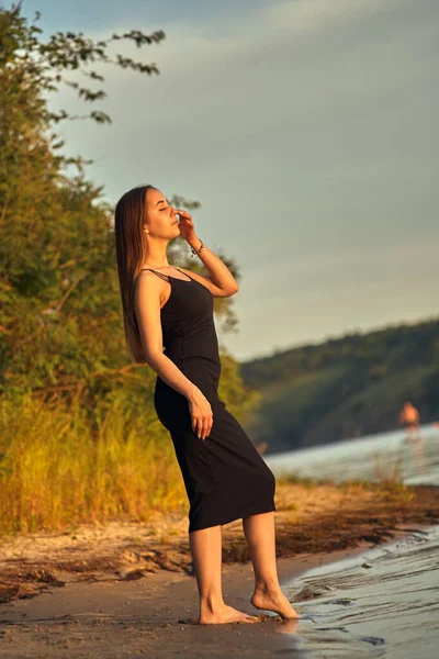 Krásná Dívka Přírodě Blízkosti Zeleného Pobřeží Užívá Zapadajícího Slunce Koncept — Stock fotografie