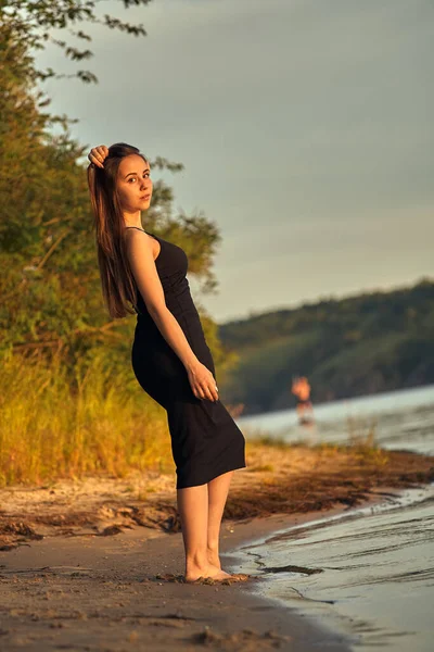 Vacker Flicka Naturen Nära Den Gröna Stranden Njuter Solnedgången Begreppet — Stockfoto