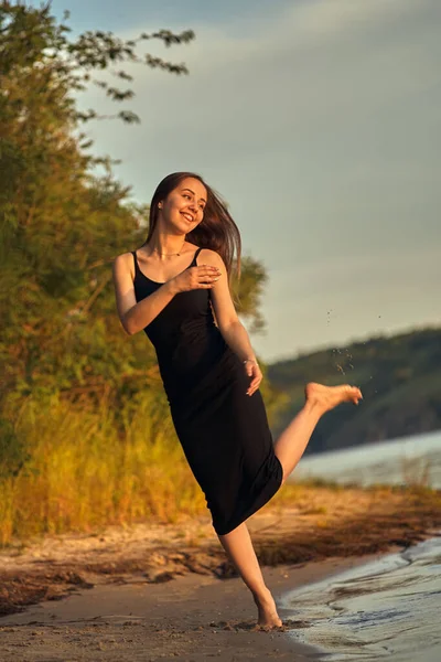 Schöne Mädchen Der Natur Grünen Ufer Genießt Die Untergehende Sonne — Stockfoto