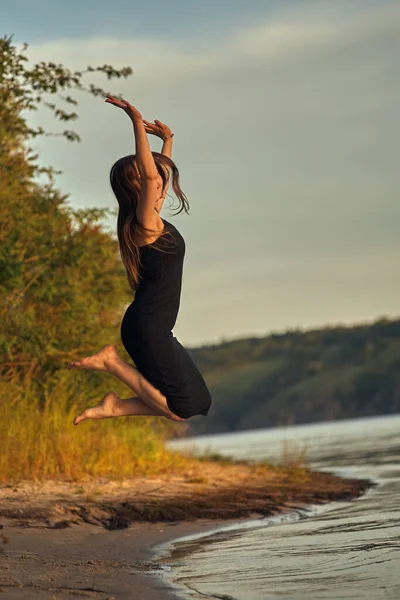 Schöne Mädchen Der Natur Grünen Ufer Genießt Die Untergehende Sonne — Stockfoto