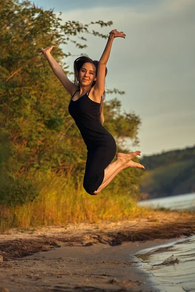 Schöne Mädchen Der Natur Grünen Ufer Genießt Die Untergehende Sonne — Stockfoto