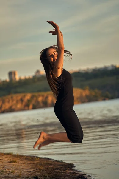 Hermosa Chica Naturaleza Cerca Orilla Verde Disfruta Del Sol Poniente — Foto de Stock