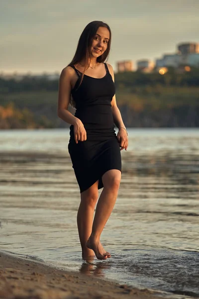 Vacker Flicka Naturen Nära Den Gröna Stranden Njuter Solnedgången Begreppet — Stockfoto