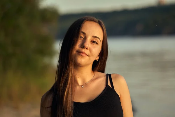 Krásná Dívka Přírodě Blízkosti Zeleného Pobřeží Užívá Zapadajícího Slunce Koncept — Stock fotografie