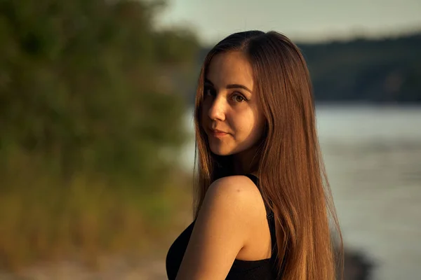 Beautiful Girl Nature Green Shore Enjoys Setting Sun Concept Outdoor — Stock Photo, Image