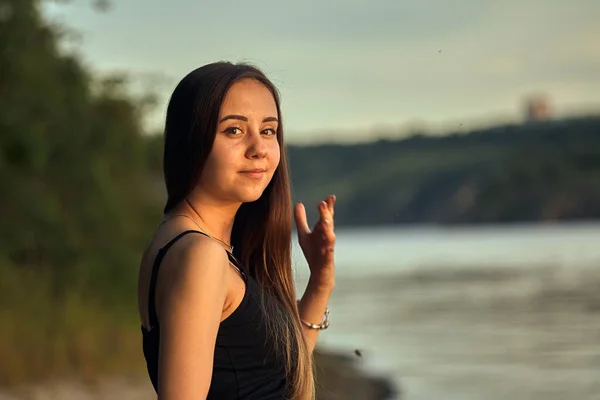 Mooi Meisje Aan Natuur Bij Groene Kust Geniet Van Ondergaande — Stockfoto