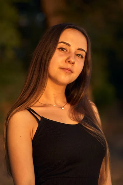 Menina Bonita Natureza Perto Costa Verde Gosta Pôr Sol Conceito — Fotografia de Stock