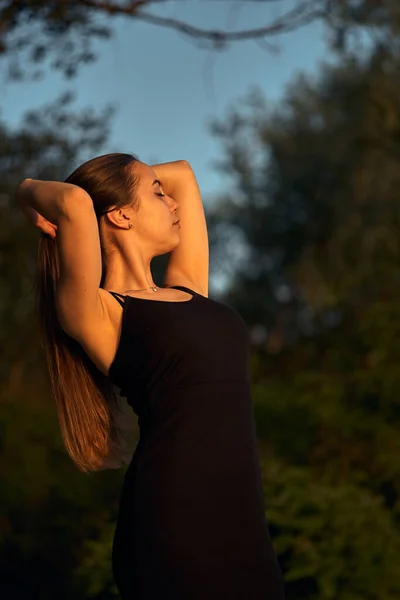 Hermosa Chica Naturaleza Cerca Orilla Verde Disfruta Del Sol Poniente — Foto de Stock