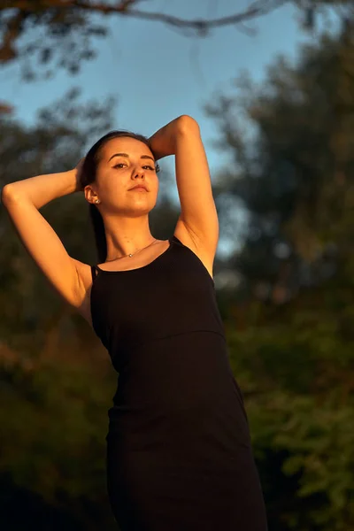 Menina Bonita Natureza Perto Costa Verde Gosta Pôr Sol Conceito — Fotografia de Stock