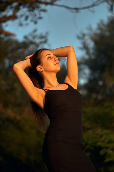 Schöne Mädchen Der Natur Grünen Ufer Genießt Die Untergehende Sonne — Stockfoto