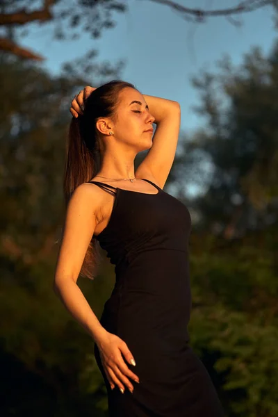 Hermosa Chica Naturaleza Cerca Orilla Verde Disfruta Del Sol Poniente — Foto de Stock