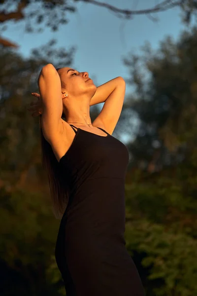 Schöne Mädchen Der Natur Grünen Ufer Genießt Die Untergehende Sonne — Stockfoto