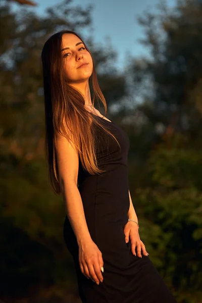 Krásná Dívka Přírodě Blízkosti Zeleného Pobřeží Užívá Zapadajícího Slunce Koncept — Stock fotografie