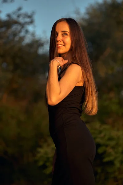 Mooi Meisje Aan Natuur Bij Groene Kust Geniet Van Ondergaande — Stockfoto