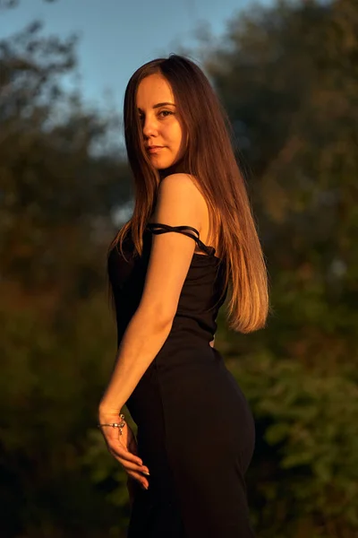 Hermosa Chica Naturaleza Cerca Orilla Verde Disfruta Del Sol Poniente —  Fotos de Stock