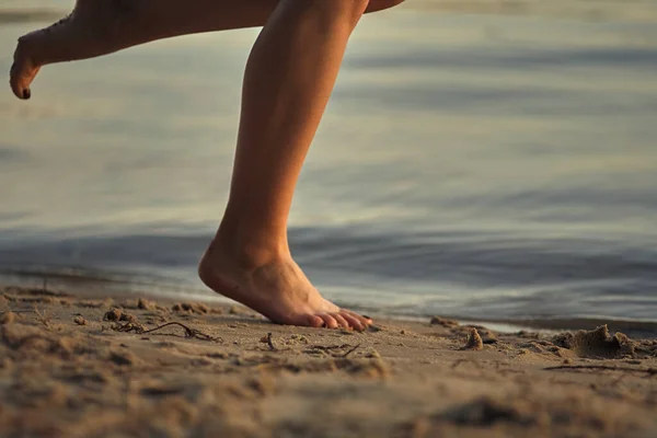 Kvinnliga Fötter Barfota Sandstrand Vattnet Närbild Vackra Kvinnliga Ben Våtfot — Stockfoto