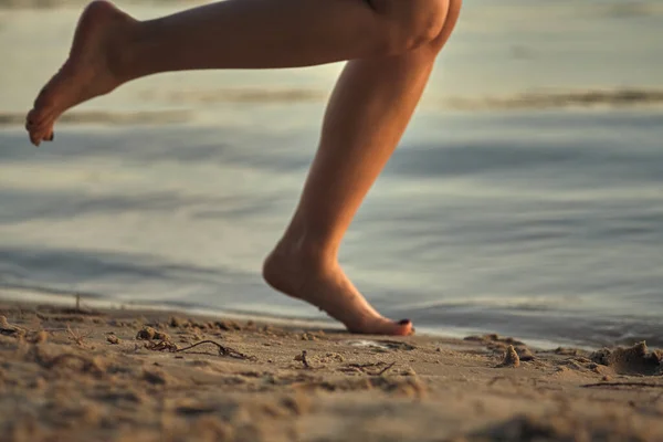 Γυναικεία Πόδια Ξυπόλητα Μια Αμμώδη Παραλία Στο Νερό Κοντινό Πλάνο — Φωτογραφία Αρχείου