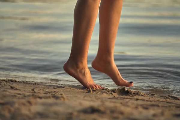 Sudaki Kumlu Bir Sahilde Çıplak Ayaklı Bir Kadın Güzel Kadın — Stok fotoğraf