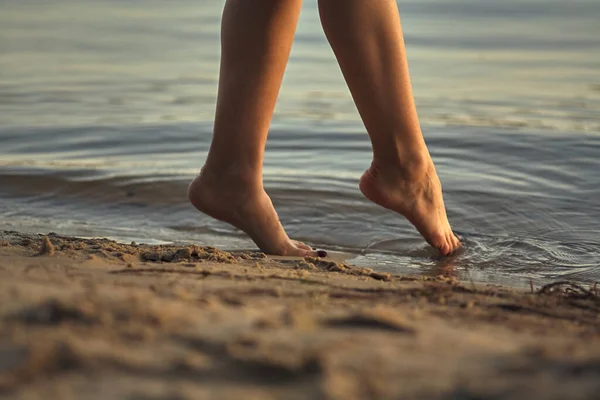 Kobiece Stopy Boso Piaszczystej Plaży Wodzie Zbliżenie Pięknych Kobiecych Nóg — Zdjęcie stockowe