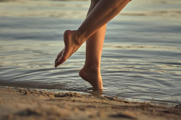 Pies Femeninos Descalzos Una Playa Arena Agua Primer Plano Hermosas — Foto de Stock