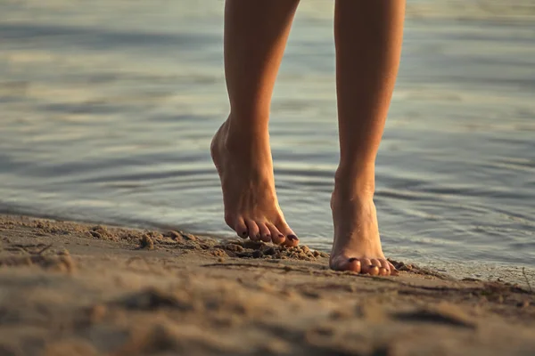 Kvinnliga Fötter Barfota Sandstrand Vattnet Närbild Vackra Kvinnliga Ben Våtfot — Stockfoto