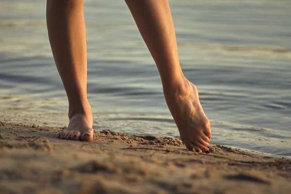 Pies Femeninos Descalzos Una Playa Arena Agua Primer Plano Hermosas — Foto de Stock