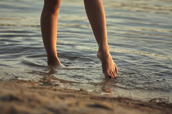 Kobiece Stopy Boso Piaszczystej Plaży Wodzie Zbliżenie Pięknych Kobiecych Nóg — Zdjęcie stockowe
