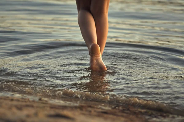 Kvinnliga Fötter Barfota Sandstrand Vattnet Närbild Vackra Kvinnliga Ben Våtfot — Stockfoto