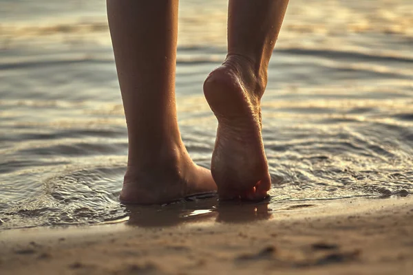 Pies Femeninos Descalzos Una Playa Arena Agua Primer Plano Hermosas — Foto de Stock